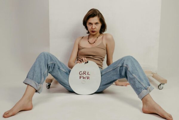 слика младе девојке